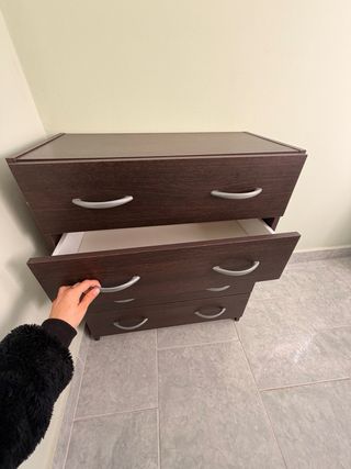 Cama con mesitas y cómoda