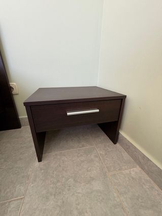 Cama con mesitas y cómoda