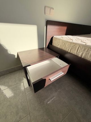 Cama con mesitas y cómoda