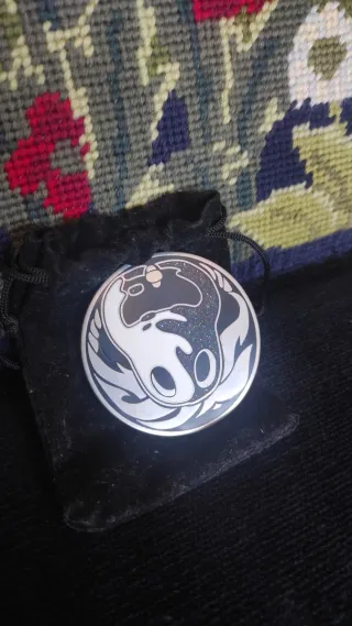 Libro Hueco Ed. limitada Hollow Knigth + medallon