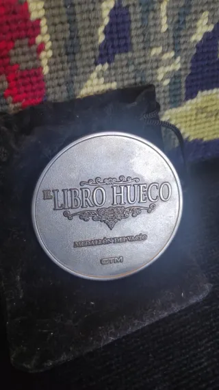 Libro Hueco Ed. limitada Hollow Knigth + medallon