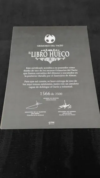 Libro Hueco Ed. limitada Hollow Knigth + medallon