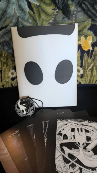 Libro Hueco Ed. limitada Hollow Knigth + medallon