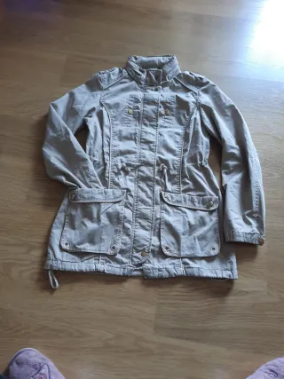 Chaqueta Cortavientos Beige, capucha oculta en el