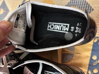 Zapatillas Munich Negras y Blancas