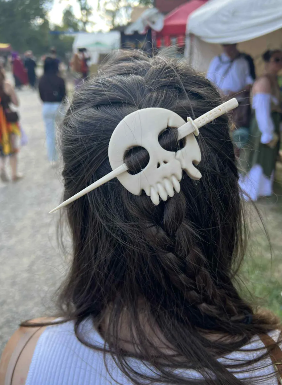 Adorno pelo calavera con espada