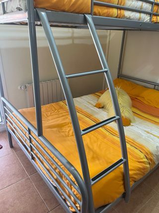 Letto matrimoniale + letto a castello singolo grigio metallizzato. 