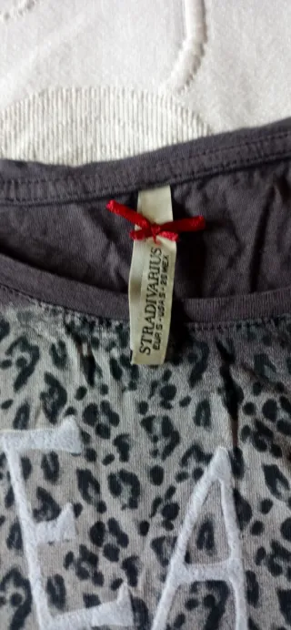 Camiseta gris con estampado leopardo paz y amor