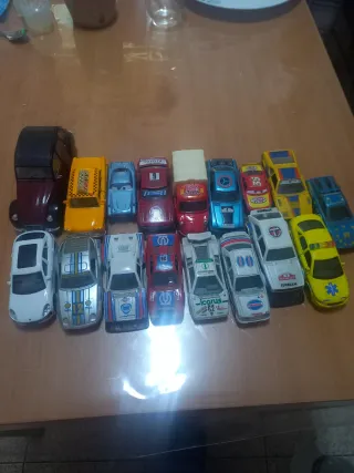 Lote 17 Carrinhos Coleção. Tudo. 15€