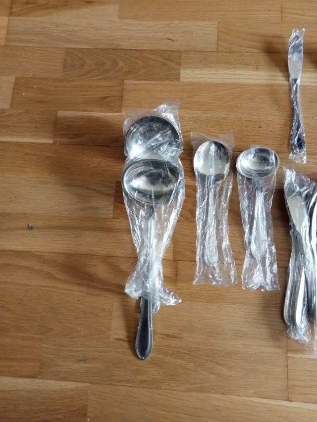 Set de cubiertos metálicos (más de 100 pzs)