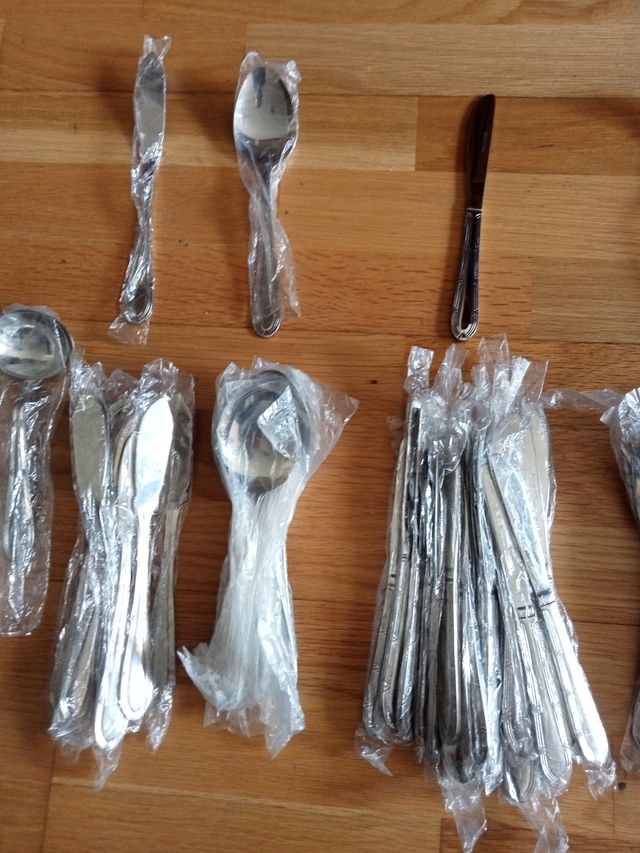 Set de cubiertos metálicos (más de 100 pzs)