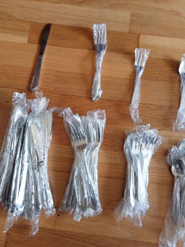 Set de cubiertos metálicos (más de 100 pzs)