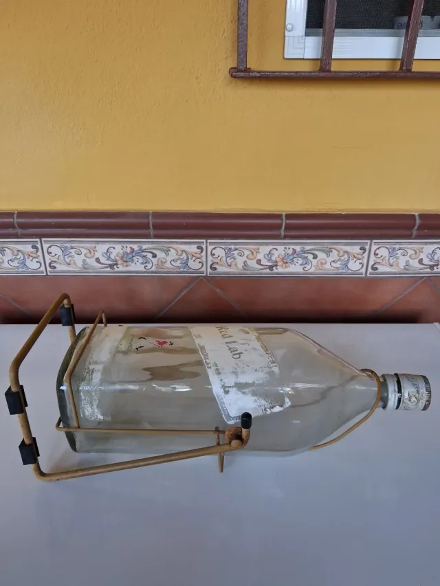 Botella Cristal Red Label XL con Soporte Antigua