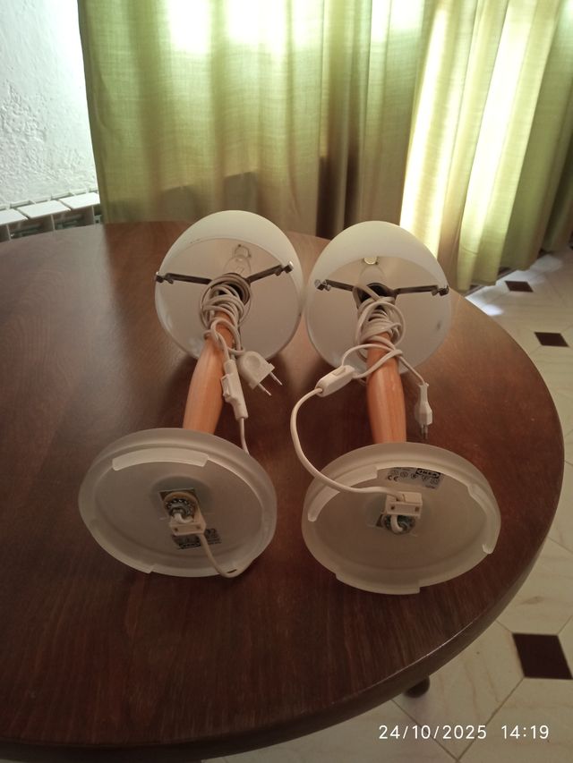 Lampade da comodino in legno bianco e vetro.20€ .2