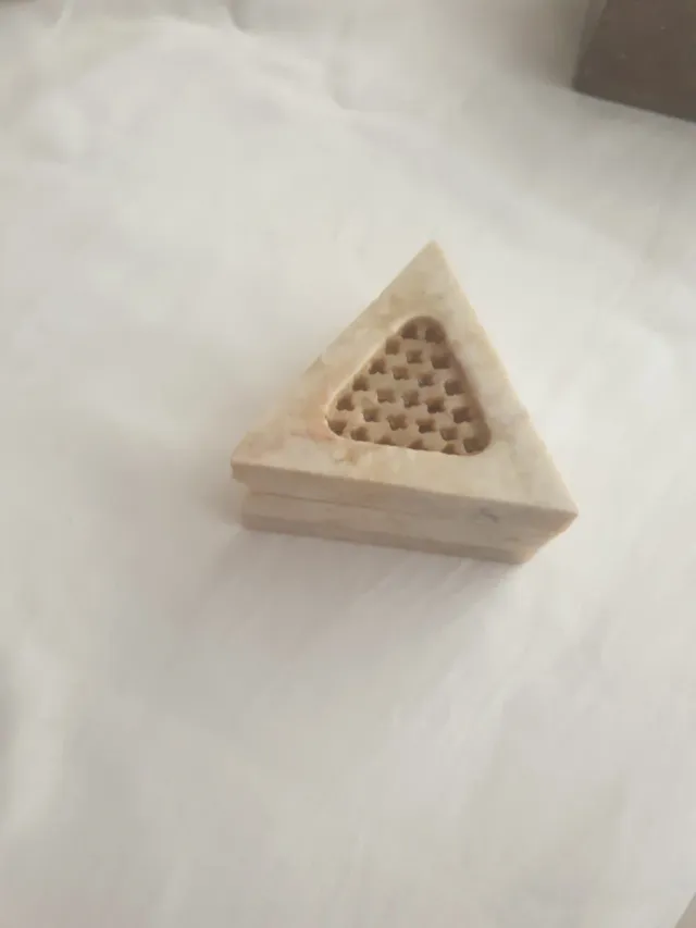 Cajita triangular de mármol