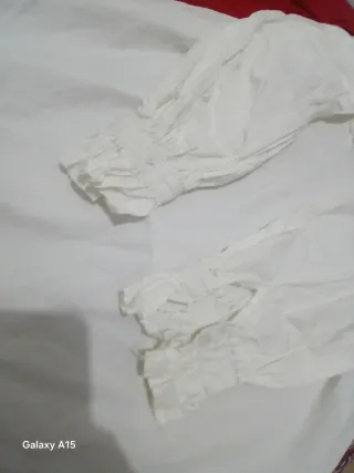 Camisa blanca con encaje de marca extradivarius