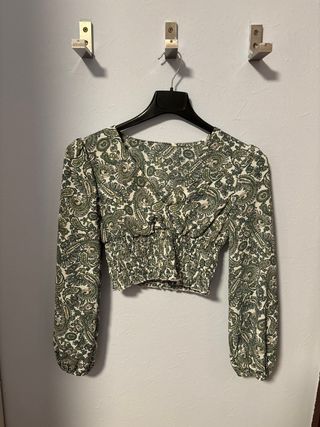 Blusa verde con estampado paisley