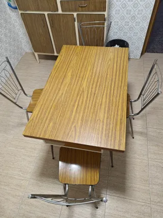 Mesa comedor y 4 sillas madera