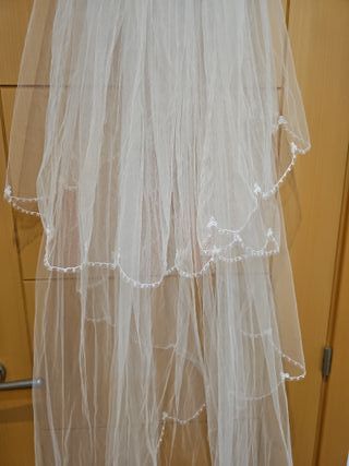 Velo de novia blanco con perlas