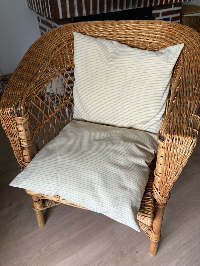 Silla de mimbre con cojines 