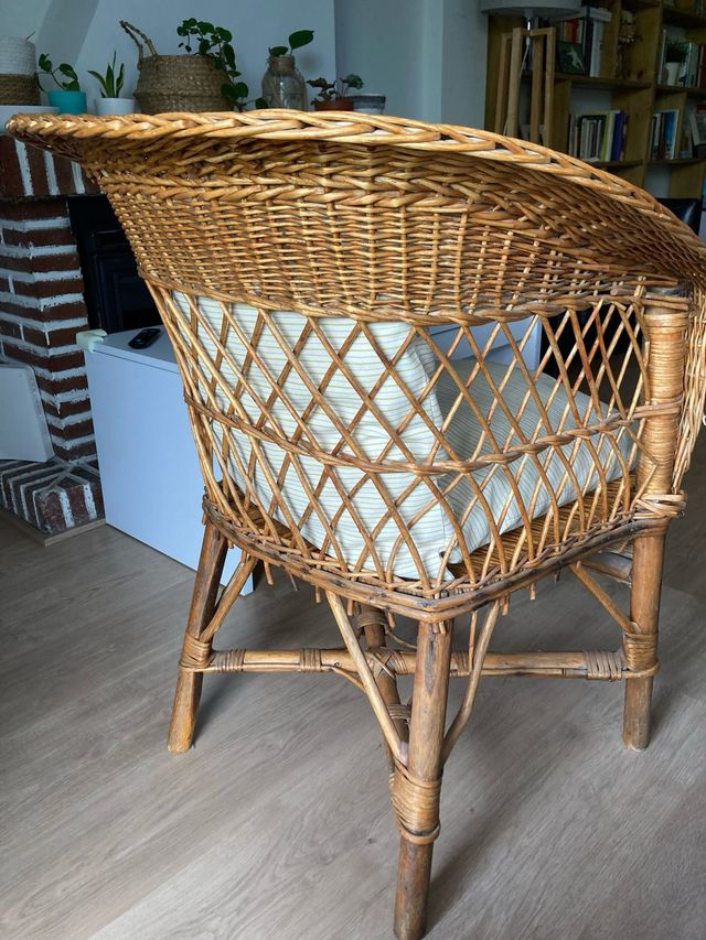 Silla de mimbre con cojines 