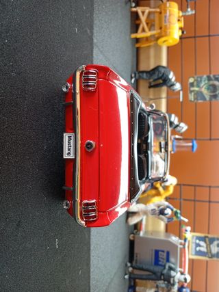 Ford Mustang Cabrio 1/18 Welly Rojo