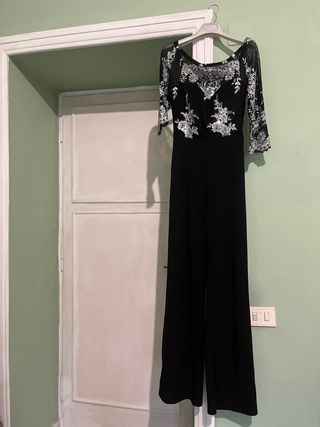 Tuta elegante nera con ricami argento