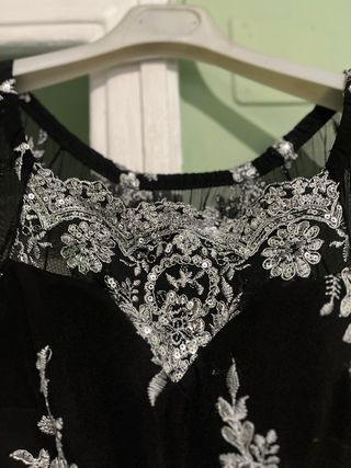 Tuta elegante nera con ricami argento