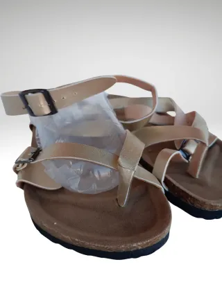 Sandalias Beige Tiras Cruzadas Hebilla