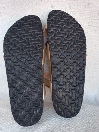 Sandalias Beige Tiras Cruzadas Hebilla