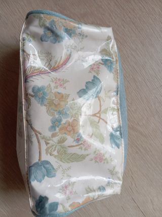 Neceser Oysho impermeable floral