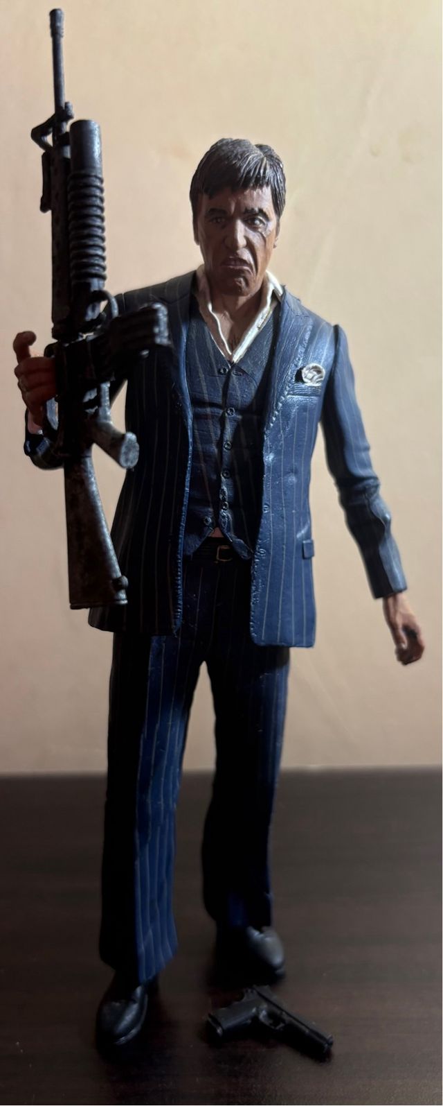 Figura Tony Montana Scarface con Arma traje azul
