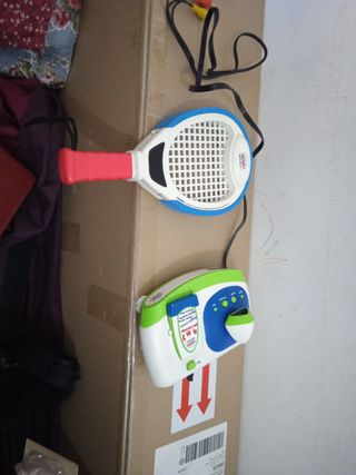 Juego de tenis con raqueta y consola