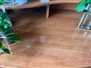 Tavolo per computer in legno e sedia a rotelle in regalo