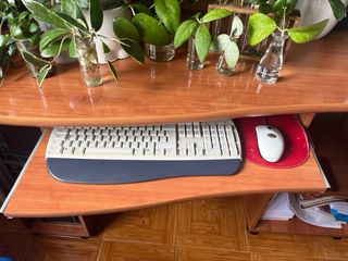 Tavolo per computer in legno e sedia a rotelle in regalo