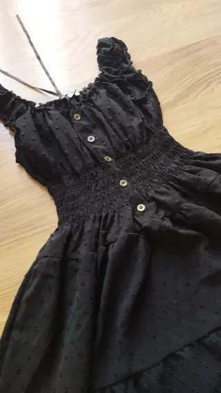 Vestido negro con botones y volantes