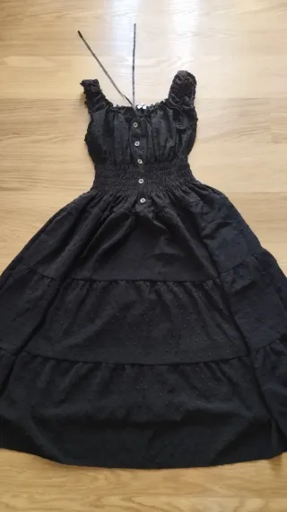 Vestido negro con botones y volantes