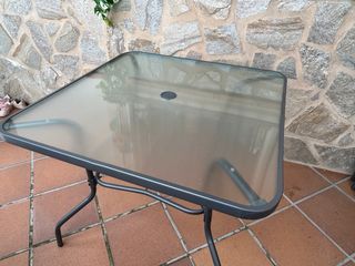 Tavolo da esterno in vetro e metallo