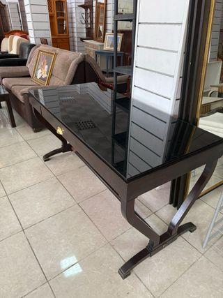 Scrivania in legno e vetro nero