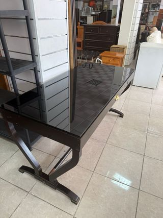 Scrivania in legno e vetro nero