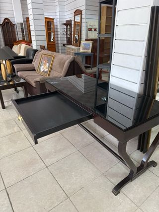 Scrivania in legno e vetro nero