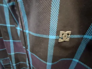 Cazadora DC a cuadros negro, azul y morado