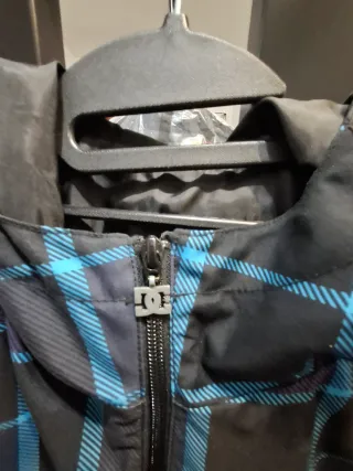 Cazadora DC a cuadros negro, azul y morado