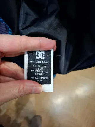 Cazadora DC a cuadros negro, azul y morado