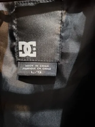 Cazadora DC a cuadros negro, azul y morado