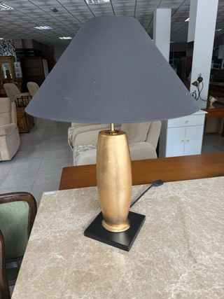 Lámpara de diseño dorada y negra