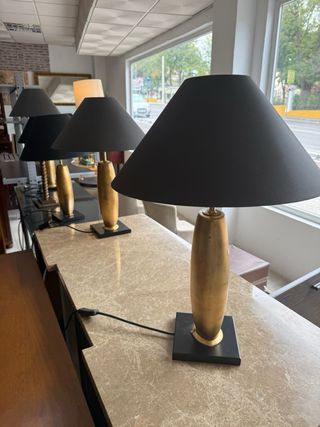 Lámpara de diseño dorada y negra