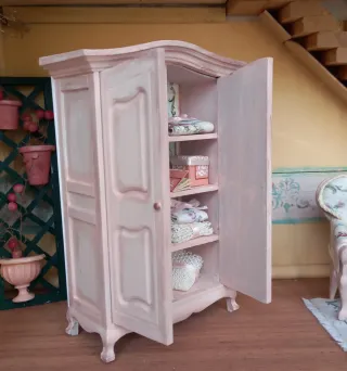 Armadio in miniatura per dollhouse