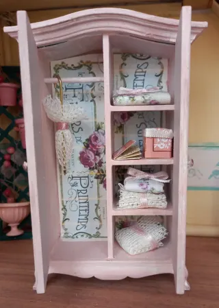 Armadio in miniatura per dollhouse