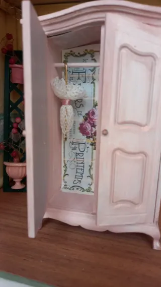 Armadio in miniatura per dollhouse